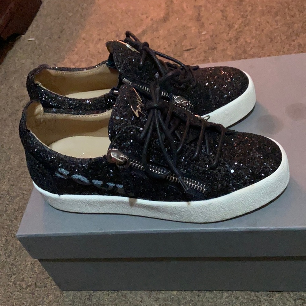 iam selling these sneakers for my sister